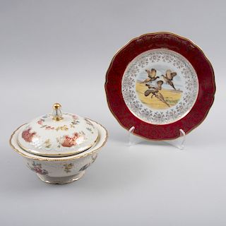 Ensaladera con tapa y plato decorativo. Alemania, siglo XX. Elaborados en porcelana Bavaria Scherzer. Piezas: 2