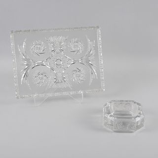 Charola y cenicero de cristal. Siglo XX. Elaborados en vidrio y cristal prensado. Decorados con motivos orgánicos. Pz: 2