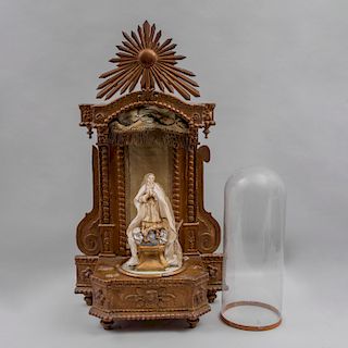 Virgen del Apocalipsis con nicho y peana. México, siglo XX  Consta de: Virgen del Apocalipsis, elaborada en cera.