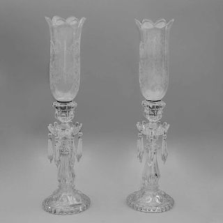 Par de candeleros. Francia, mediados del siglo XX. Elaborados en cristal de Baccarat con pantallas de cristal lobuladas.