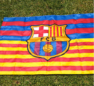 Banderín del Barca firmado por Carles Puyol
