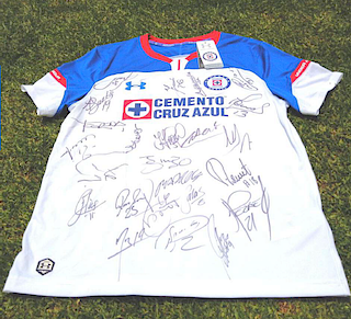 Camiseta del Cruz Azul firmada por el equipo Apertura 2018 – incluye firmas de Martín Cauteruccio, Javier Salas, Elías Hernández, Roberto “Piojo” Alva