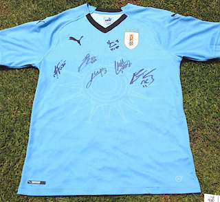 Camiseta de Uruguay firmada por la selección 2018 – incluye firmas de Luis Suárez, Edson Cavanni, Diego Godín y varios más.