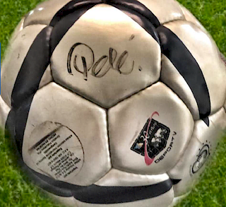 Balón firmado por Pelé