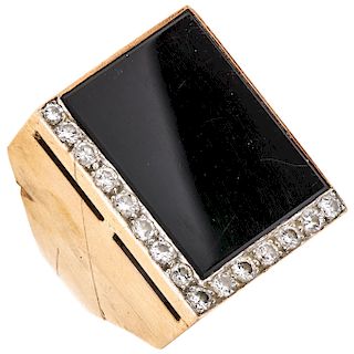 DE LA FIRMA D. TORZAL onix and diamond 14K yellow gold ring. 