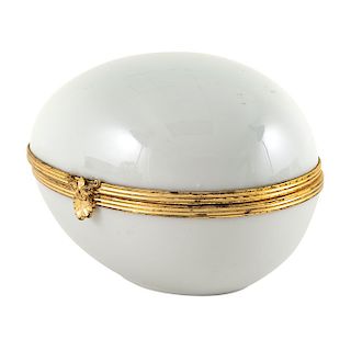 EGG-SHAPED JEWEL BOX. FRANCE, 20TH CENTURY. LIMOGES porcelain and golden metal. 4.7 in length
