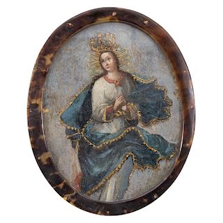 MEDALLION WITH THE IMAGE OF OUR LADY OF THE IMMACULATE CONCEPTION. MEXICO, END OF THE 18TH CENTURY. Oil on metal plate. 6 x 4.7 in