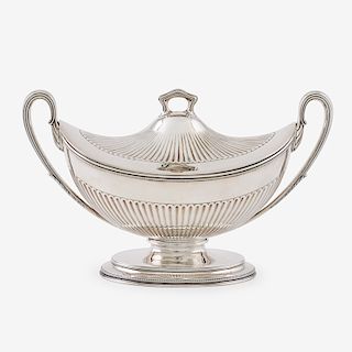 AMERICAN STERLING SILVER SOUP TUREEN