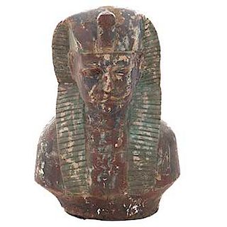 Busto egipcio. SXX. Elaborado en madera estucada y policromada. 68 x 50 x 30 cm.