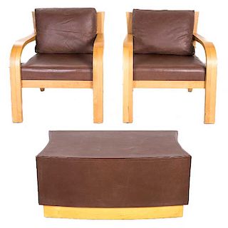 Par de sillones y mesa de centro. SXX. En talla de madera. Con tapicería de vinipiel color marrón. 46 x 100 x 70 cm. (mesa)