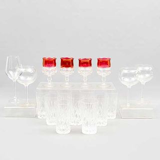Lote de 17 vasos y copas. Siglo XX. Elaborados en cristal. Consta de: 4 para vino tinto, 4 para jerez y 9 vasos.