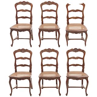 Lote de 6 sillas. Francia. Siglo XX. Estilo Luis XV. En talla de madera de nogal. Con respaldos semiabierto y asientos de bejuco.