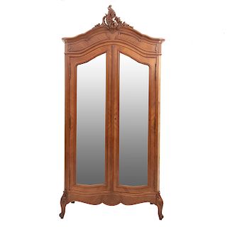 Armario. Francia. SXX. Estilo Luis XV. En talla de madera de nogal. Con 2 puertas con espejo de luna biselada. 250 x 122 x 52 cm.