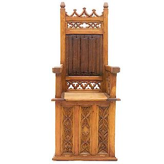 Sillón. Francia. Siglo XX. Estilo Gótico. En talla de madera de roble. Con respaldo cerrado y asiento removible con depósito.