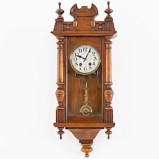 Reloj de pared. Francia. Siglo XX. Estilo Enrique II. En talla de madera de nogal. Mecanismo de cuerda y péndulo. 70 x 31 x 16 cm.