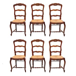 Lote de 6 sillas. Francia. Siglo XX. Estilo Luis XV. En talla de madera de roble. Con respaldos semiabiertos y asientos de de palma.