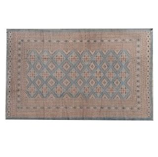 Tapete. SXX. Estilo Bukhara. Elaborado en fibras de lana y algodón. Decorado con elementos geométricos. 290 x 190 cm.
