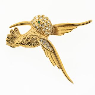 Prendedor con cristales y metal dorado de la firma Swarovski. Motivo ave. Peso: 11.8 g.