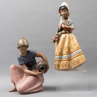 Lote de 2 figuras decorativas. España. 1970 y 1997. En porcelana Lladró. Consta de: Dama con ramo de rosas y mujer con cántaro.