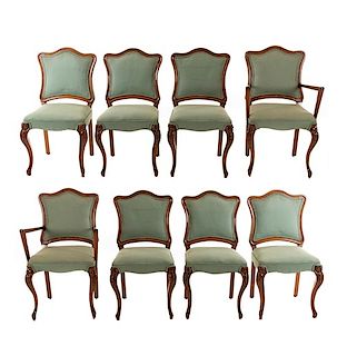 Juego de 6 sillas y 2 sillones. Siglo XX. En talla de madera. Con respaldos semiabiertos y asientos en tapicería color verde.