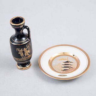 Lote de artículos decorativos miniatura. Consta de: Japón, siglo XX. Plato decorativo. Elaborado en porcelana y jarrón griego.Pz: 2