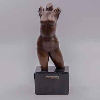Juan M. Santana Pinal. Torso femenino. Fundición en bronce patinado con base de mármol, 4/20. Firmado. 29 cm de altura
