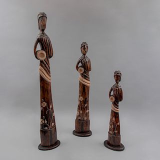 Lote de personajes femeninos. Siglo XX. Tallas en madera laqueada y decoradas con motivos florales pintados a mano. Piezas: 3