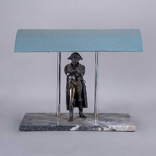 Lámpara de escritorio. Siglo XX. Fustes tubulares con figura de Napoleón en antimonio patinado, pantalla de metal y de base mármol.