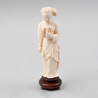 Personaje femenino con libro. Origen oriental, siglo XX. Talla en marfil con base de madera. 18 cm de altura.
