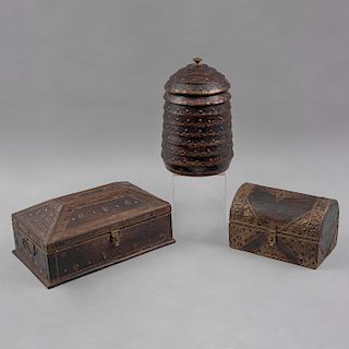 Juego de cajas decorativas de madera. India, siglo XX. Elaboradas en madera tallada con aplicaciones de metal dorado. Piezas: 3