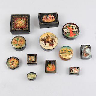 Colección de cajas Palekh. Unión Soviética, siglo XX. Elaboradas en madera laqueada y decoradas a mano. Diferentes diseños. Pz: 12