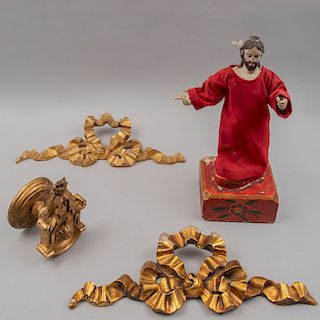 Lote de artículos sacros. México, siglo XX. Elaborados en madera tallada dorada y Expolio con policromía. Piezas: 4