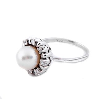 Anillo con perla en oro blanco de 18k. 1 perla cultivada color blanco de 8 mm. 8 diamantes  corte 8 x 8. Talla: 6 1/2. Peso:...