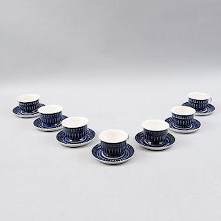 Servicio de té. Finlandia, siglo XX. Elaborado en porcelana Arabia. Decorado con motivos geométricos en azul cobalto.Pz: 14
