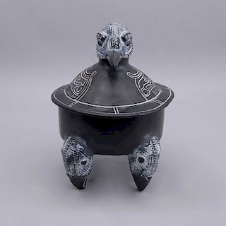 Reproducción de vasija ceremonial maya. México. Siglo XX. Elaborada en cerámica y engobe color negro Decorada con motivos zoomorfos.