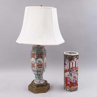 Lote de lámpara de mesa y florero. China, siglo XX. Elaboradados en cerámica vidriada y esgrafiada con base de metal dorado.Pz:2