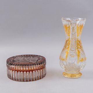 Dulcero y violetero. Siglo XX. Elaborados en vidrio prensado estilo Bohemia en color ambar. Decorados con motivos geométricos.Pz:2