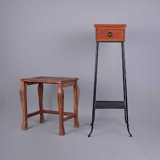 Lote de mesas auxiliares. Siglo XX. Elaboradas en madera tallada. Consta de: a) Mesa pedestal. Con cubierta rectangular. Pz: 2