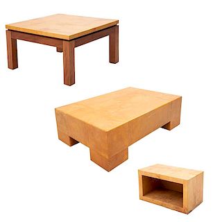 Juego de mesas de centro y auxiliar. Siglo XX. Elaboradas en madera tallada con recubrimiento de pergamino. Diseños lisos. Pz: 3