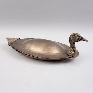 Charola con tapa. Siglo XX. Diseño de pato. Elaborado en metal plateado cincelado y prensado de la marca Dupuis.