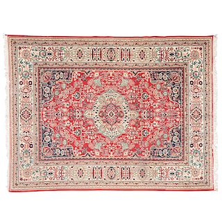 Tapete. Persia, Mashad, siglo XX. Elaborado en fibras de lana y algodón. Decorado con motivos orgánicos y medallón central.