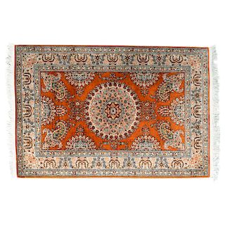 Tapete. Persia, siglo XX. Estilo Mashad. Tejido semimecánico en fibras de lana y algodón con ensedado. 120 x 178 cm