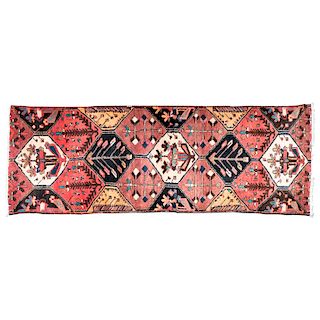 Tapete de pasillo. Persia, siglo XX. Anudado a mano con fibras de lana y algodón. Decorado con motivos geométricos y vegetales.