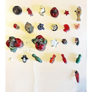 8 CARDS OF ASSORTED REALISTIC BUTTONS