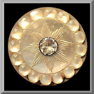A LARGE 18TH CENTURY CARVED PEARL STAR BUTTON