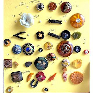 CARD OF ASSORTED PLASTIC BUTTONS INCLUDING BAKELITE