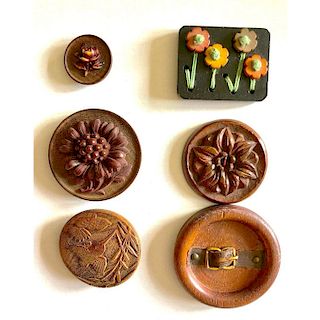 SMALL CARD OF ASSORTED WOOD BUTTONS