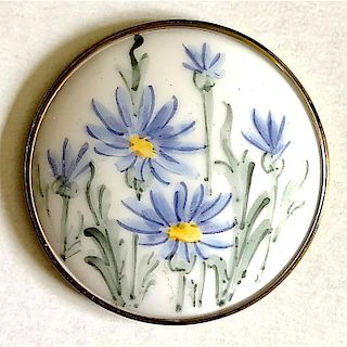 A LARGE HAND PAINTED PORCELAIN FLOWER BUTTON IN BRASS