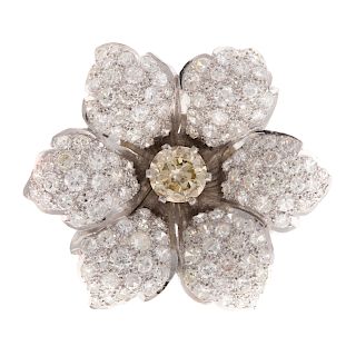A Ladies 1.80ct Diamond Flower Ring in 18K