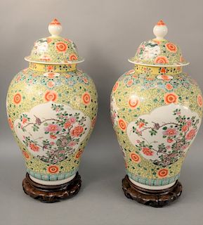 Large pair of Famille Jaune/Rose covered baluster jars, 19th/20th century, late Qing, early Republic, in classic Qianlong shape with swelling base, be
